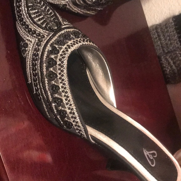 Cute beaded slide on heals - Picture 3 of 6